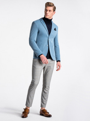 Перфектен мъжки блейзър за SMART CASUAL стайлинг. Два пришити джоба отстрани и дискретен джоб на гърдите. Съставен от 60% полиестер, 35% вискоза, 5% еластан и подплата 100% полиестер.