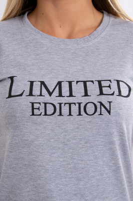 Дамска тениска с надпис "Limited edition" от 90% памук и 10% еластан. Размерът е универсален и ще бъде подходящ за дами носещи размери S, M или L.