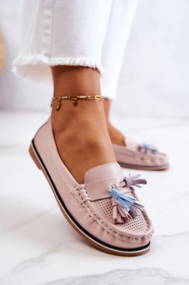 Мокасините са обувки, които никога няма да излязат от мода. Кожената стелка Comfort Shoes с деликатна перфорация е гаранция за комфорт при употреба. Външната част на бувките е от естествена кожа с декоративни пискюли отпред. Подметката  е от гумен, нехлъз