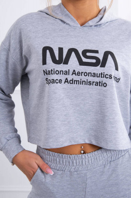 Дамски комплект с надпис NASA е модел с две части - къса блуза с дълъг ръкав и спортно долнище