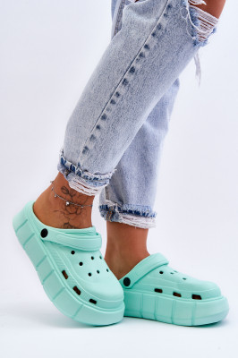 Дамски чехли в стил Crocs изработени от пяна. Подвижната лента предотвратява движението на крака.Чехлите са с масивна платформа. Идеален модел за работа в градината или използване вкъщи вместо чехли.