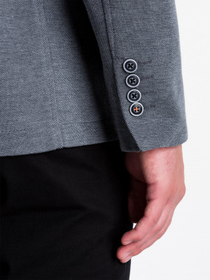 Перфектен мъжки блейзър за SMART CASUAL стайлинг. Два пришити джоба отстрани и дискретен джоб на гърдите. Съставен от 60% полиестер, 35% вискоза, 5% еластан и подплата 100% полиестер.