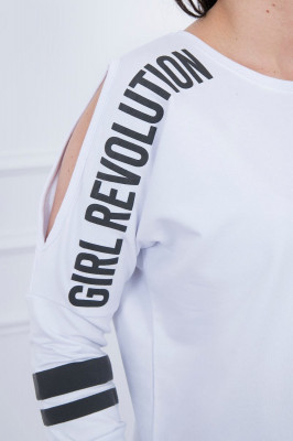 Представяме ви комплект суитчър и панталон с надпис Girl Revolution