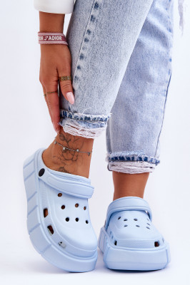 Дамски чехли в стил Crocs изработени от пяна. Подвижната лента предотвратява движението на крака.Чехлите са с масивна платформа. Идеален модел за работа в градината или използване вкъщи вместо чехли.