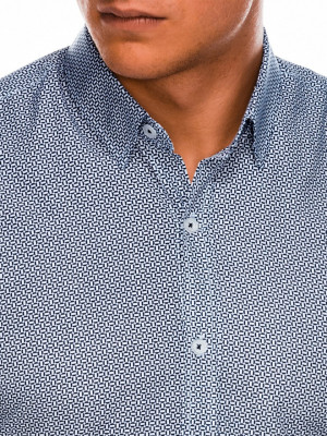 Мъжка риза с кройка Slim fit е модел с дълъг ръкав и класическа яка. Произведена от 58% памук, 42% полиестер
