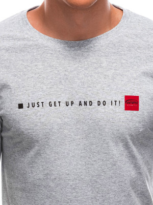 Мъжка тениска с тънък надпис "Just get up and do it!" на гърдите и класическа кройка. Тениската е с ръкав до средата на бицепса. Изработена от 100% памук.