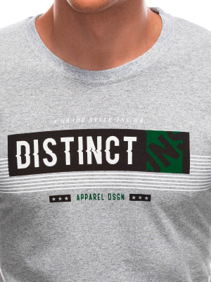Мъжка класическа тениска с надпис "Distinct" на гърдите. Кръглото деколте и ръкави до средата на бицепса осигуряват комфорт през летните дни. Изработена от тънка материя от 100% памук.