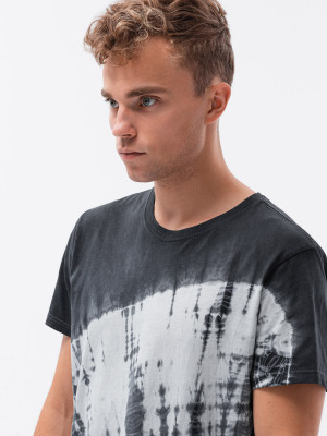 Мъжка тениска на марката Ombre с модерното Tie-Dye оцветяване на материята.  Модел S1617 е прав с кръгло деколте и изработен от 100% памук.
