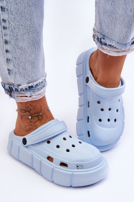 Дамски чехли в стил Crocs изработени от пяна. Подвижната лента предотвратява движението на крака.Чехлите са с масивна платформа. Идеален модел за работа в градината или използване вкъщи вместо чехли.