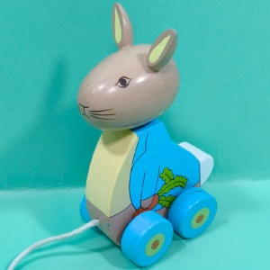 jucărie de tras din lemn Peter Rabbit 16cm