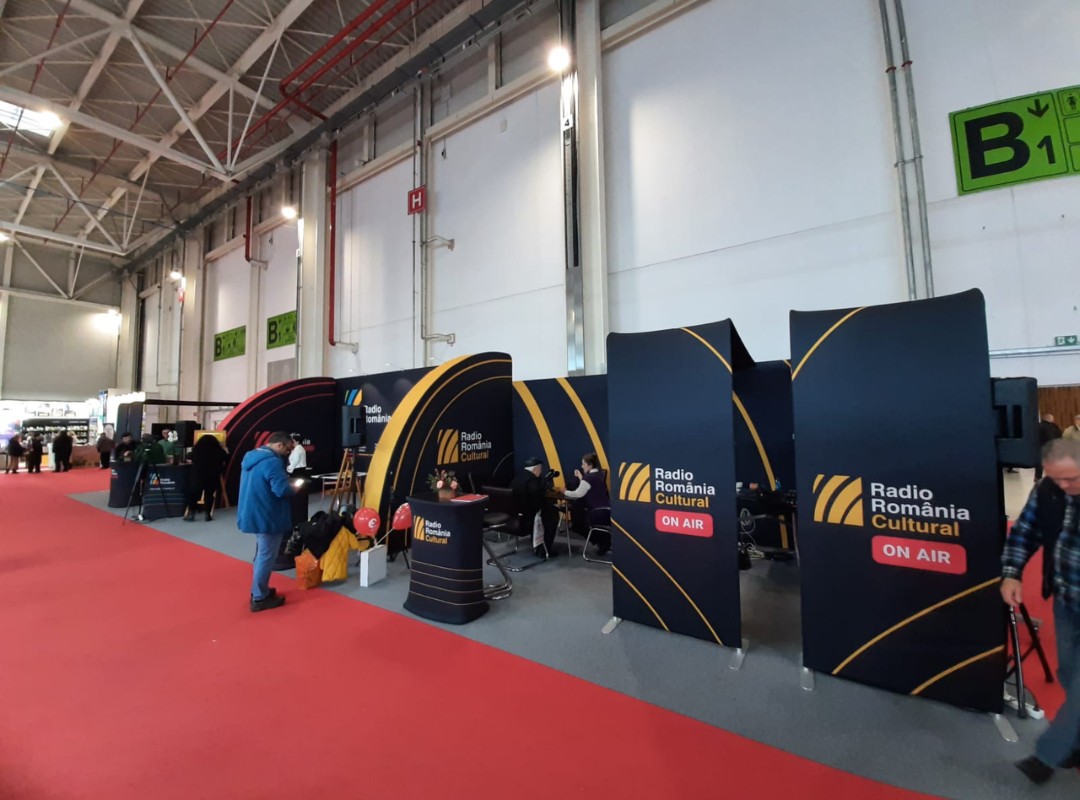 Evenimente Fizice vs. Online: Cum să combini strategia expozițională cu prezența digitală pentru vânzări mai bune
