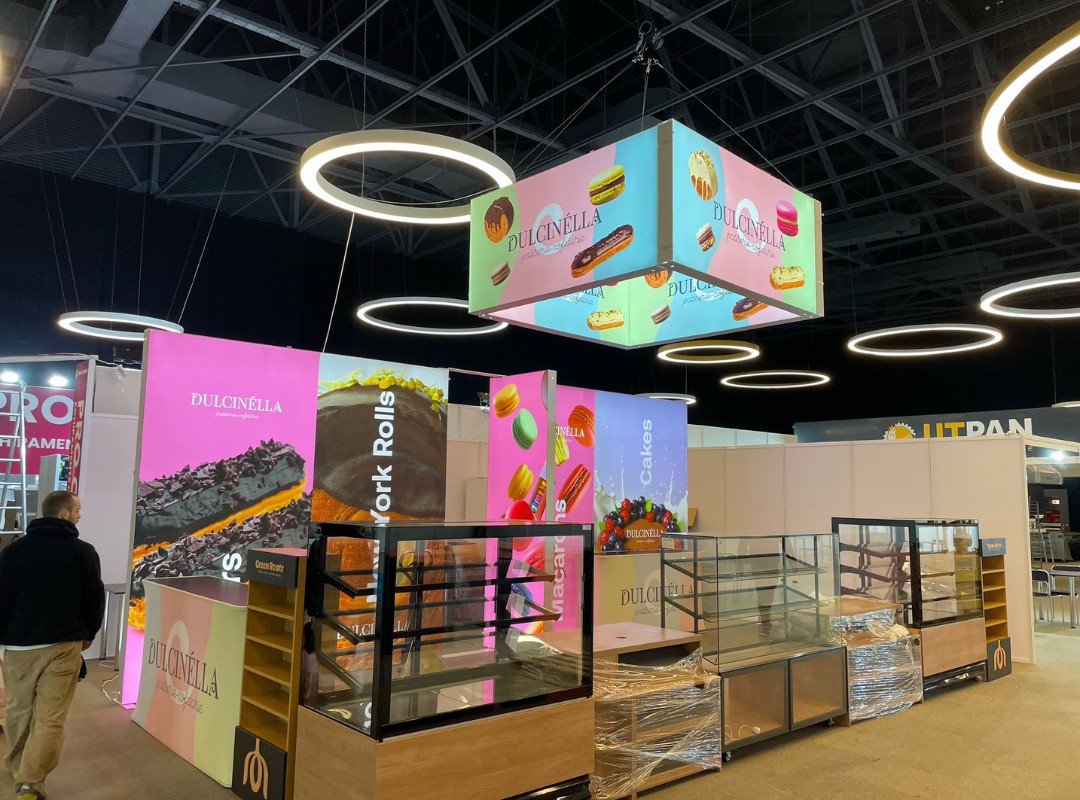 Tendințe în designul standurilor expoziționale în 2025: Ce materiale, culori și soluții vizuale se poartă