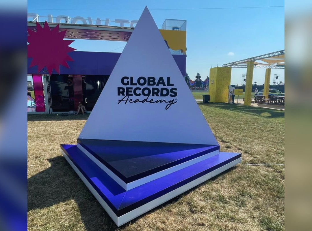 Vizibilitate maximă la evenimente outdoor: Steaguri, corturi și structuri personalizate