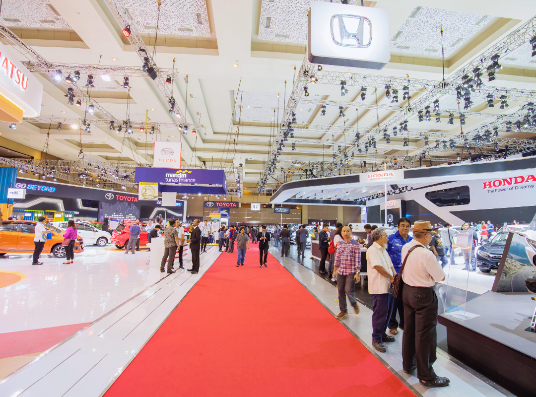 Standuri expoziționale personalizate vs. standuri standard: Ce alegi pentru brandul tău?