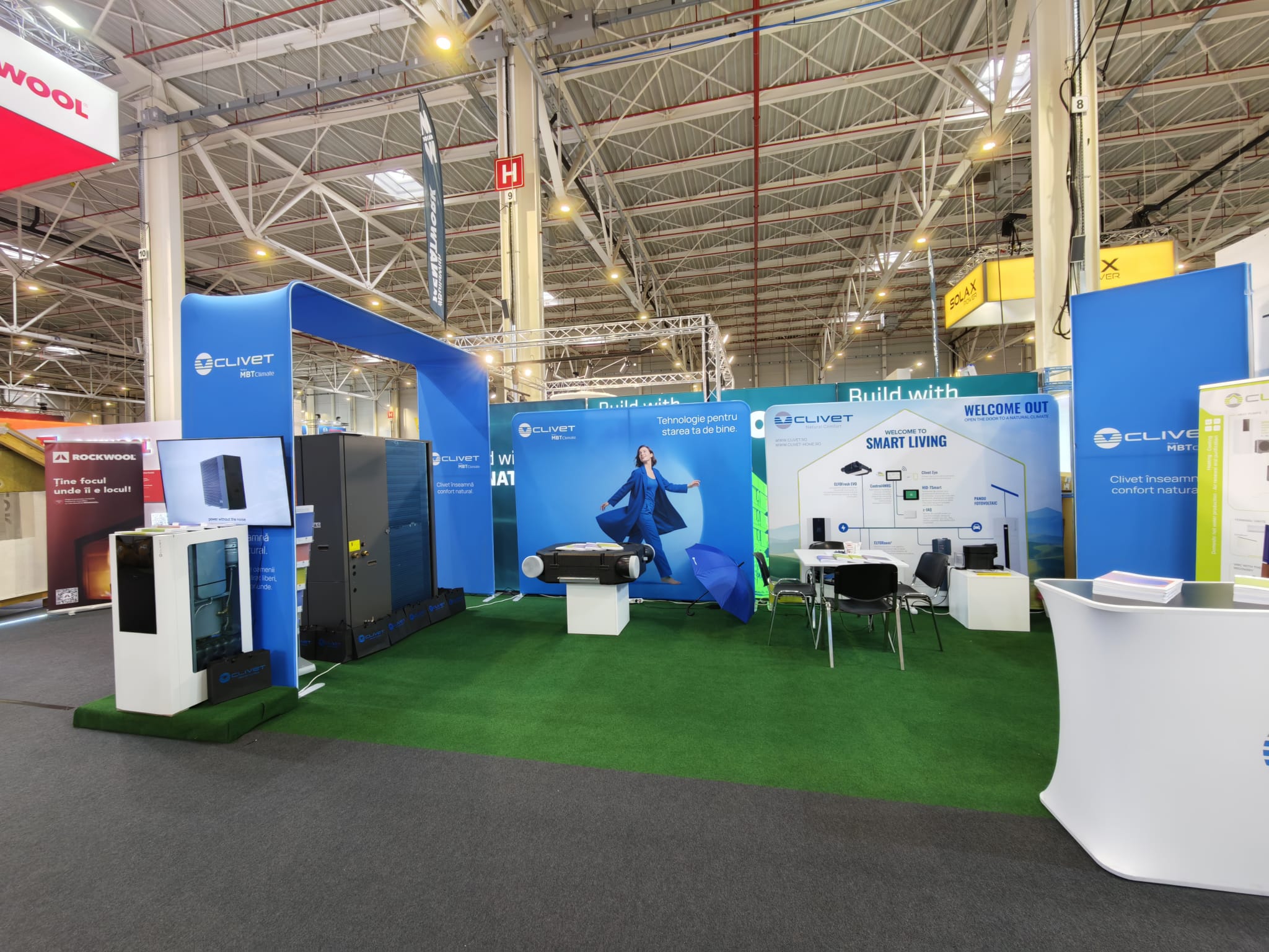 Cum alegi între un stand personalizat și un stand modular? Ghid complet pentru companiile B2B