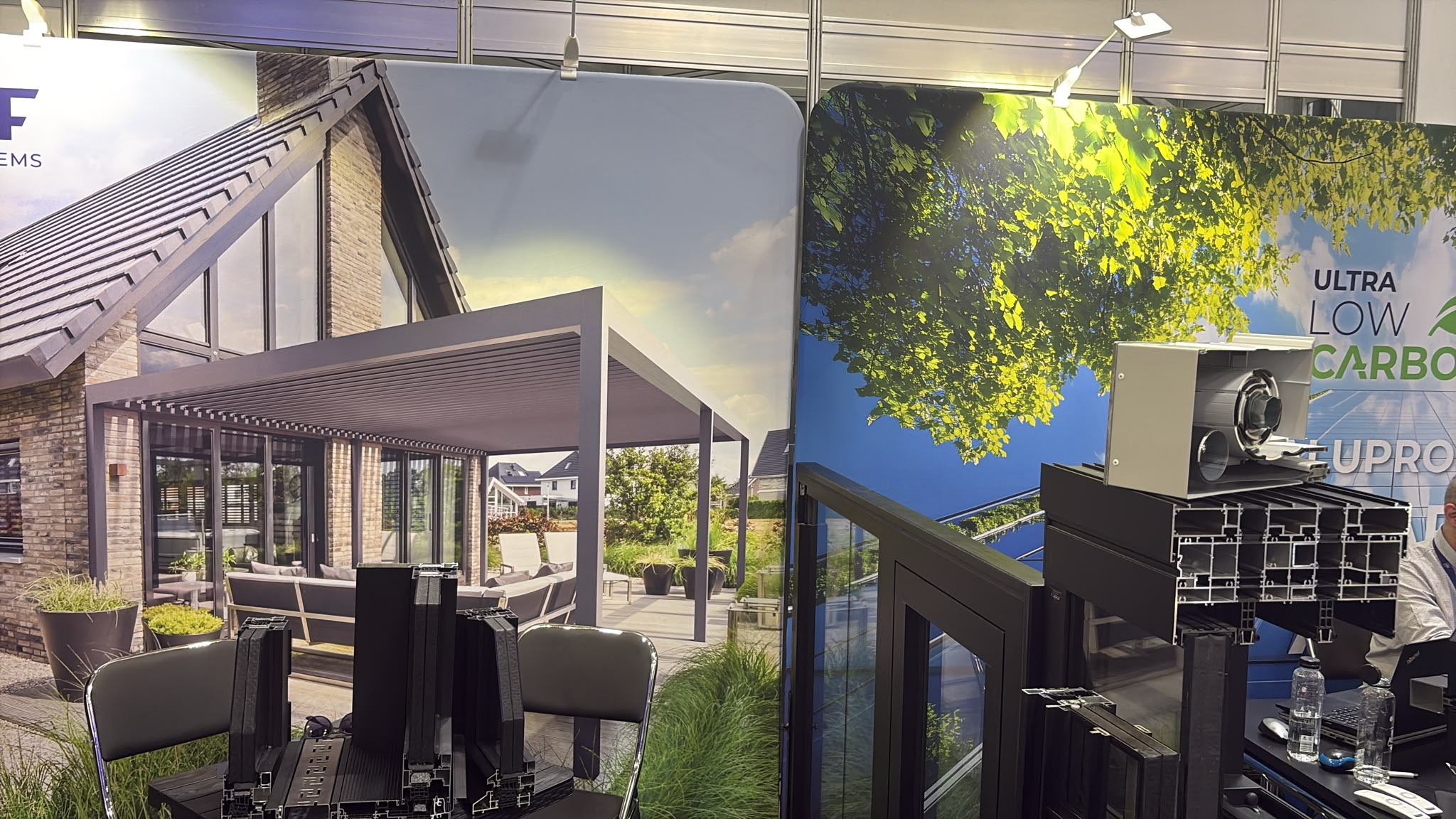 Why Companies Are Choosing Textile Walls and Lightboxes Over Traditional Exhibition Systems