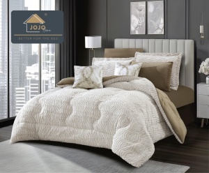 Set pat 6 piese Jo-Jo Home bej din catifea și blăniță artificială. Pilota reversibilă, cearceaf cu elastic și 4 fețe de pernă incluse. Lux și confort în dormitor. ✨