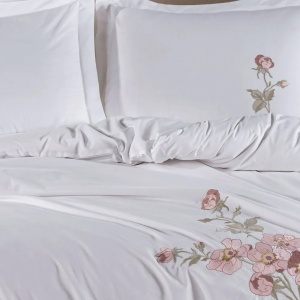 Detaliu broderie florală roz pe husă de pilotă lenjerie Ophelia alb Hobby Home
