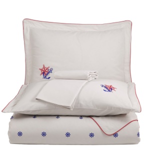 Set lenjerie de pat Athena crem cu broderie marină, prezentare produs pliat pe fundal alb