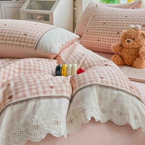 Спално бельо Ranforce 100% памук, пудрено розово на каре със сърца и дантела | JoJo Home – продуктова снимка в продуктов каталог