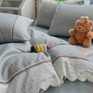 Спално бельо Ranforce 100% памук, сиво с дребен флорален принт и дантела | JoJo Home – продуктова снимка в продуктов каталог