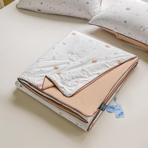 Охлаждаща лятна завивка Cooling Touch JoJo Home, 200x230 см + 2 калъфки, перлено сива с котки и ягоди, PCJH-06 – продуктова снимка за продуктовата галерия