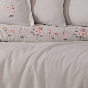 Detaliu broderie florală roz și gri pe husă de pilotă crem din poplin bumbac Ophelia Hobby Home