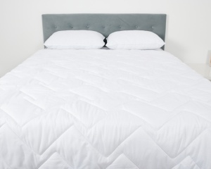 Pilota antiacarieni, Somnomed, microfibra alba, 150x200, umplutura de vara, 120 gsm – продуктова снимка за продуктовата галерия