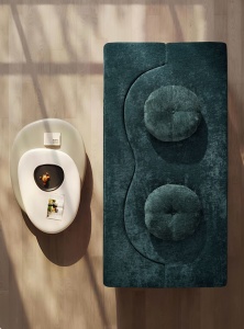 Vedere de sus: canapea verde închis cu perne rotunde, living contemporan