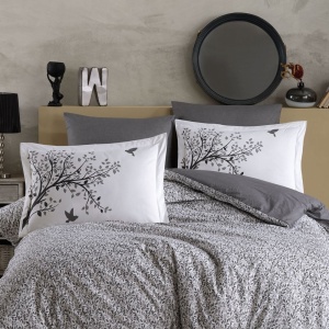 Detaliu lenjerie de pat Arianna gri Hobby Home cu imprimeu vegetal fin pe husă de pilotă