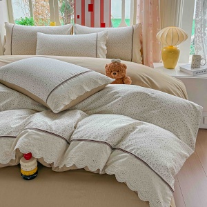 Спално бельо Ranforce 100% памук, бежово с нежен флорален принт и дантела | JoJo Home – продуктова снимка от продуктовата галерия