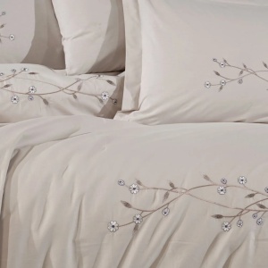 Detaliu broderie florală pe lenjerie Loren crem din bumbac poplin