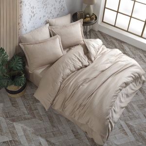 Vedere de ansamblu lenjerie satin bej HOBBY HOME în dormitor luminos