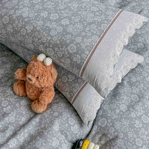 Спално бельо Ranforce 100% памук, сиво с флорален принт и дантела | JoJo Home – продуктова снимка за представяне на модела