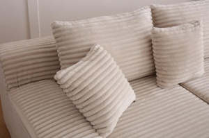 Detaliu perne Colțar crem confortabil pentru living modern