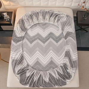 husă de pat Cocolino Jo-Jo Home gri cu elastic perimetral, model zig-zag geometric, așezată pe saltea