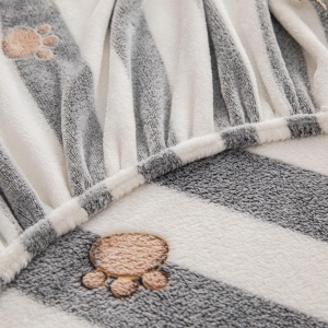 detaliu material husă de pat Cocolino Jo-Jo Home gri cu dungi albe și urme de lăbuțe bej, textură catifelată și elastic moale pe margine