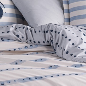 Detaliu față de pernă crem cu dungi bleu și element grafic abstract Squall Deniz Hobby Home