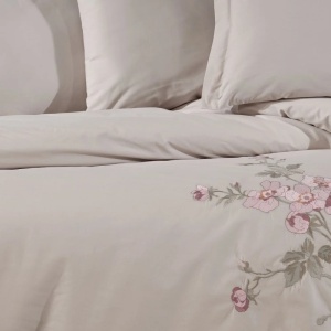 Detaliu broderie florală roz pe husă de pilotă lenjerie Palmyra din bumbac poplin