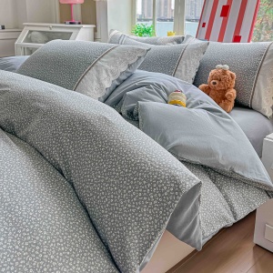 Спално бельо Ranforce 100% памук, сиво с дребен флорален принт и дантела | JoJo Home – продуктова снимка за продуктовата галерия