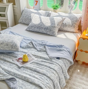 Охлаждаща лятна завивка Cooling Touch JoJo Home, 200x230 см + 2 калъфки, ледено синя със сиви цветя, PCJH-09