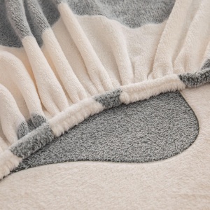detaliu material husă de pat Cocolino Jo-Jo Home gri cu dungi ondulate, textură catifelată și elastic moale pe margine