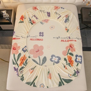 husă de pat Cocolino Jo-Jo Home Camellia cu elastic perimetral, model floral colorat pe fundal crem, așezată pe saltea