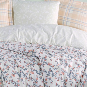 Detaliu lenjerie de pat cu imprimeu floral somon pe fundal alb, bumbac poplin Hobby Home