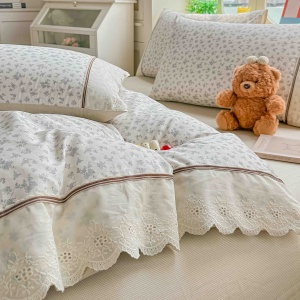 Спално бельо Ranforce 100% памук, бяло със сиви цветя и дантела | JoJo Home – продуктова снимка в продуктов каталог