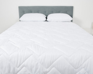 Pilota antiacarieni, Somnomed, microfibra alba, 150x200, umplutura de vara, 120 gsm – продуктова снимка за детайлно представяне