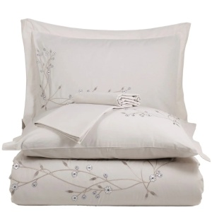 Set lenjerie Loren crem din bumbac poplin cu broderie, prezentare produs pliat