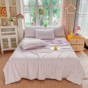 Охлаждаща лятна завивка Cooling Touch JoJo Home, 200x230 см + 2 калъфки, бяла и лилава с мечета и звезди, PCJH-07 – продуктова снимка от продуктовата галерия