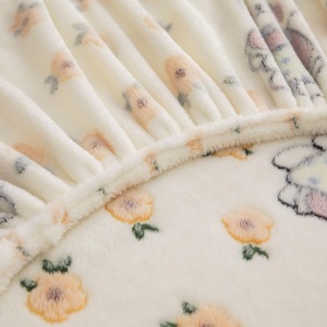 detaliu material husă de pat Cocolino Jo-Jo Home crem cu iepuraș și flori galbene, textură catifelată și elastic moale pe margine