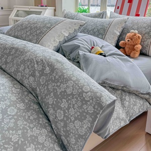Спално бельо Ranforce 100% памук, сиво с флорален принт и дантела | JoJo Home – продуктова снимка от продуктовата галерия